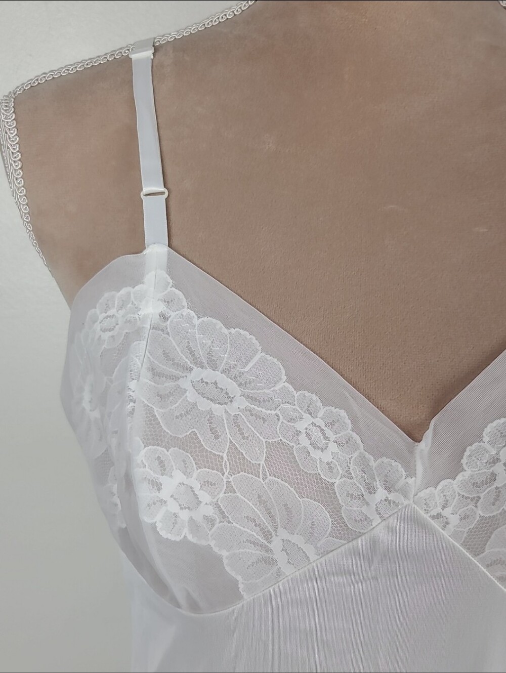 Vintage 70's Vanity Fair Ivory White Nylon Lace Trim 24" Full Slip Dress 38 - Picture 11 of 15